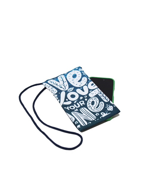 bolsa porta móvil con iPhone